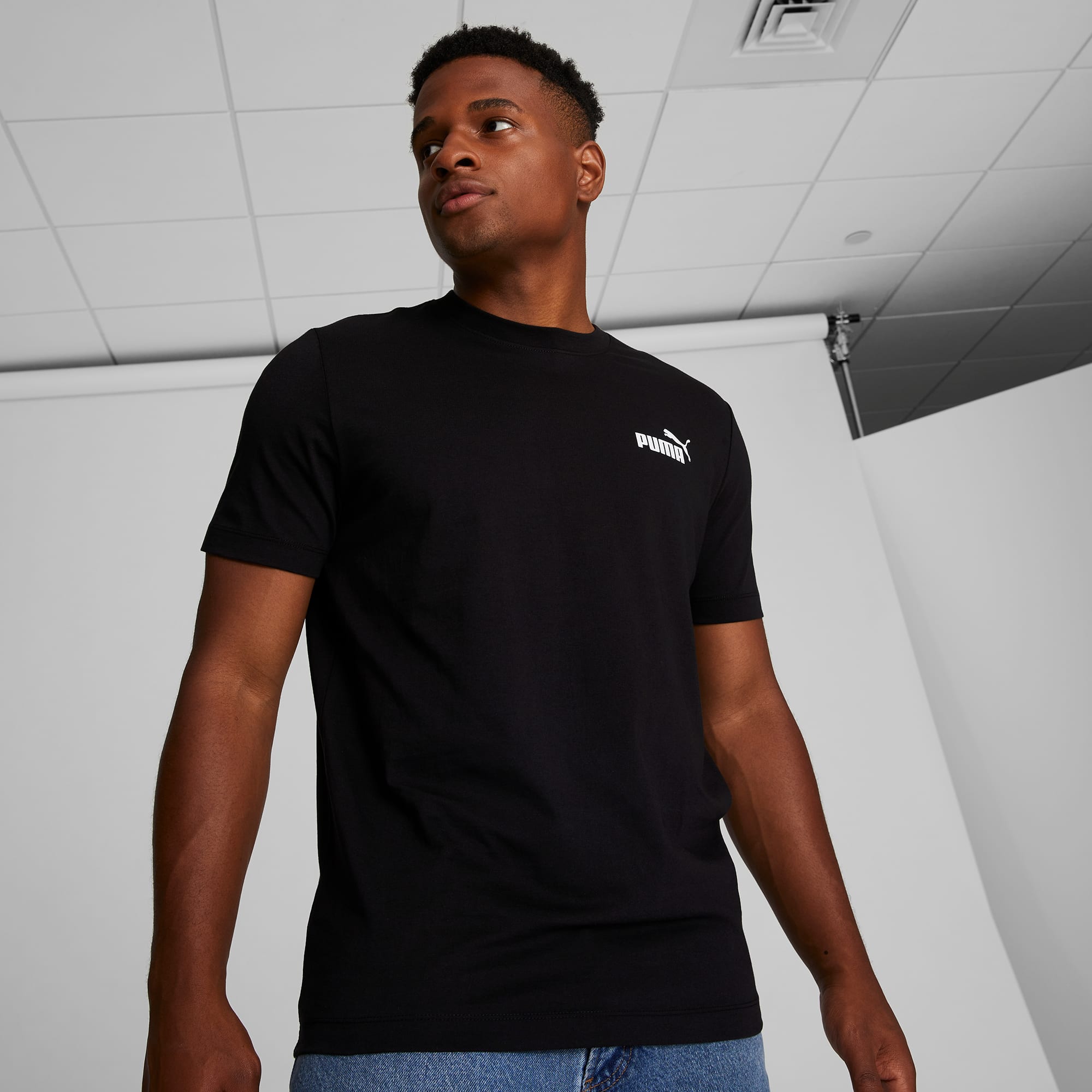 CAMISETA PUMA ESSENTIALS LOGO NEGRA