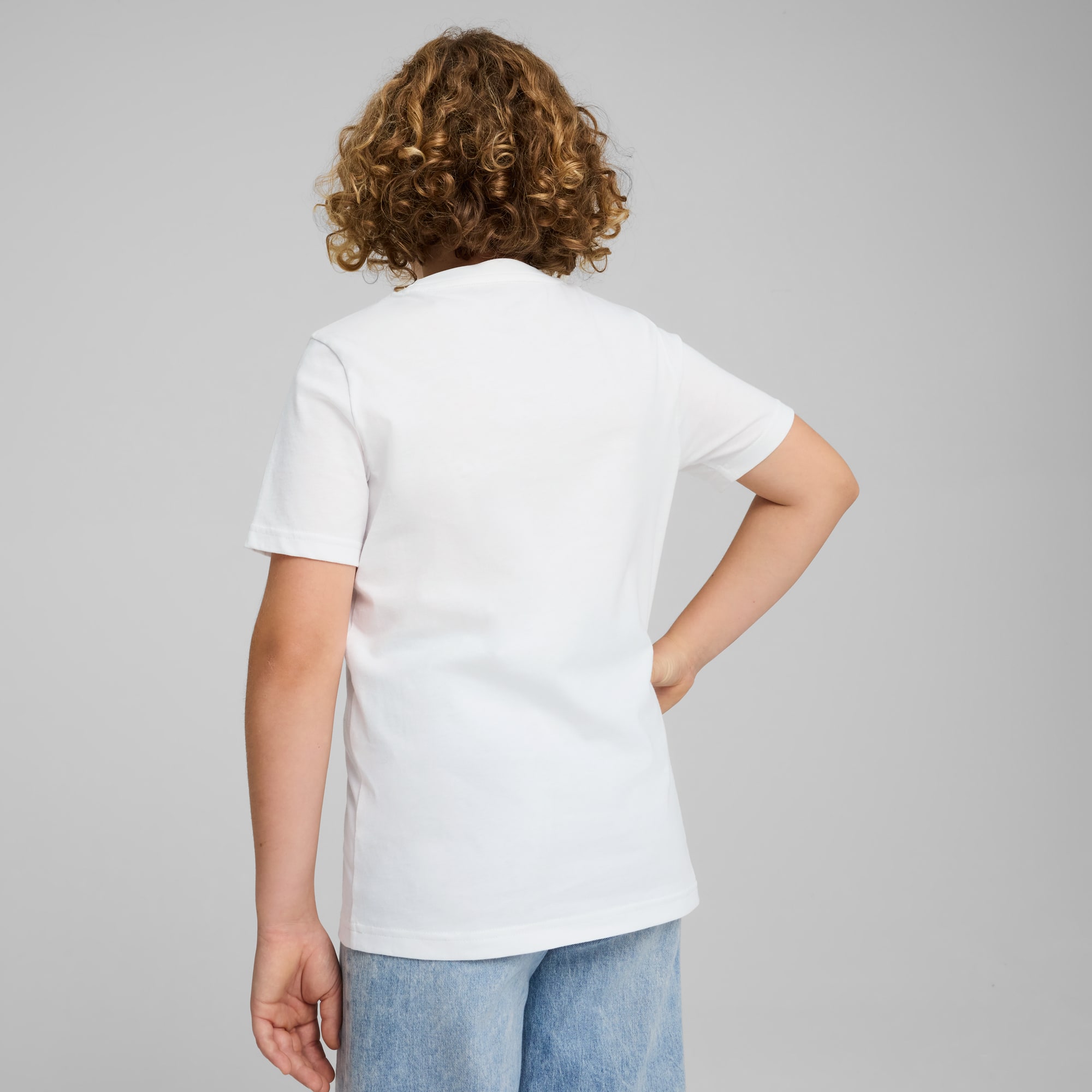Un modèle, vu de dos, sur fond gris, porte un t-shirt blanc et un short bleu.