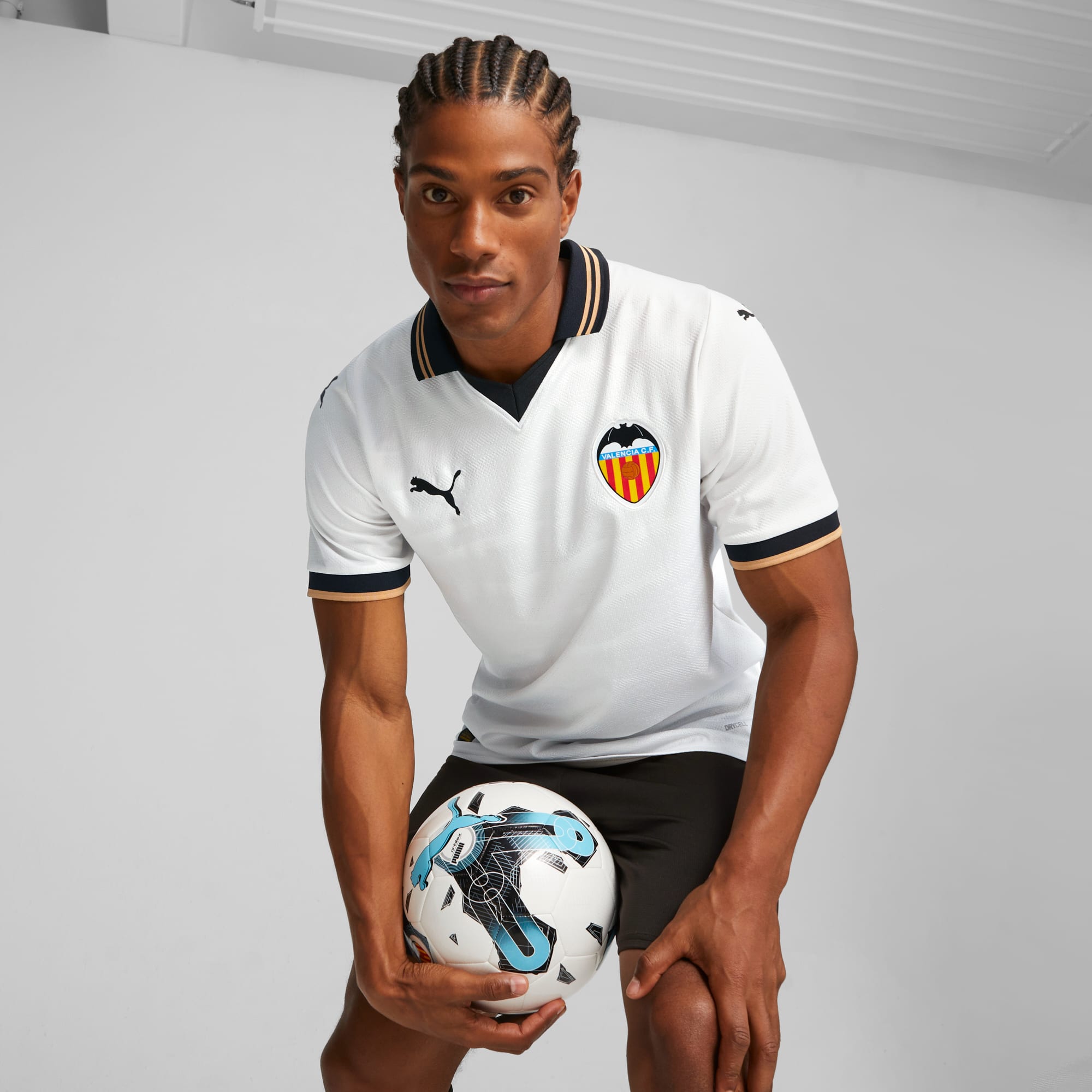 Puma y Valencia CF presentan la equipación home kit 23/24 - CMD Sport