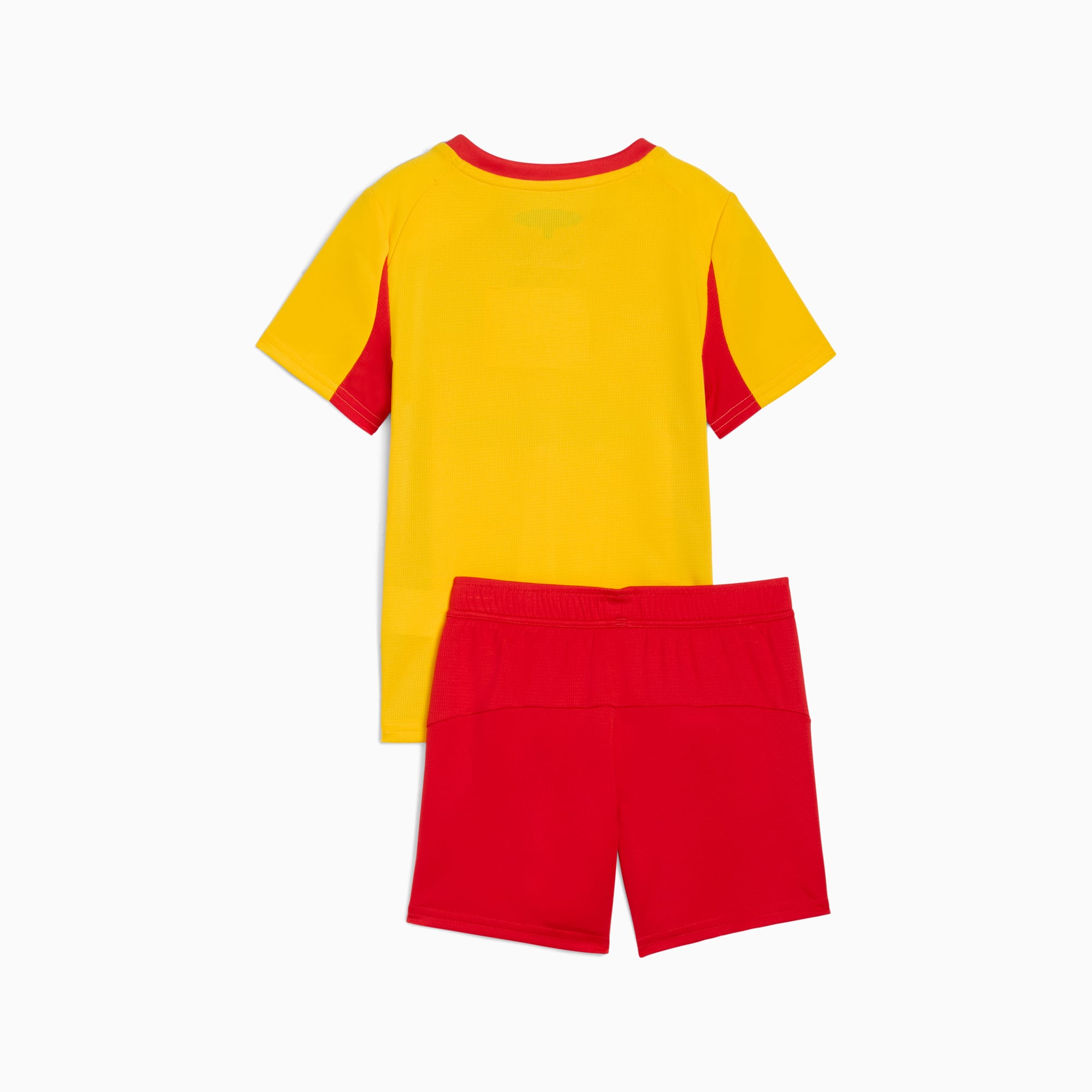 Gelbes PUMA Set für Kinder mit kurzen Ärmeln und roten Shorts.