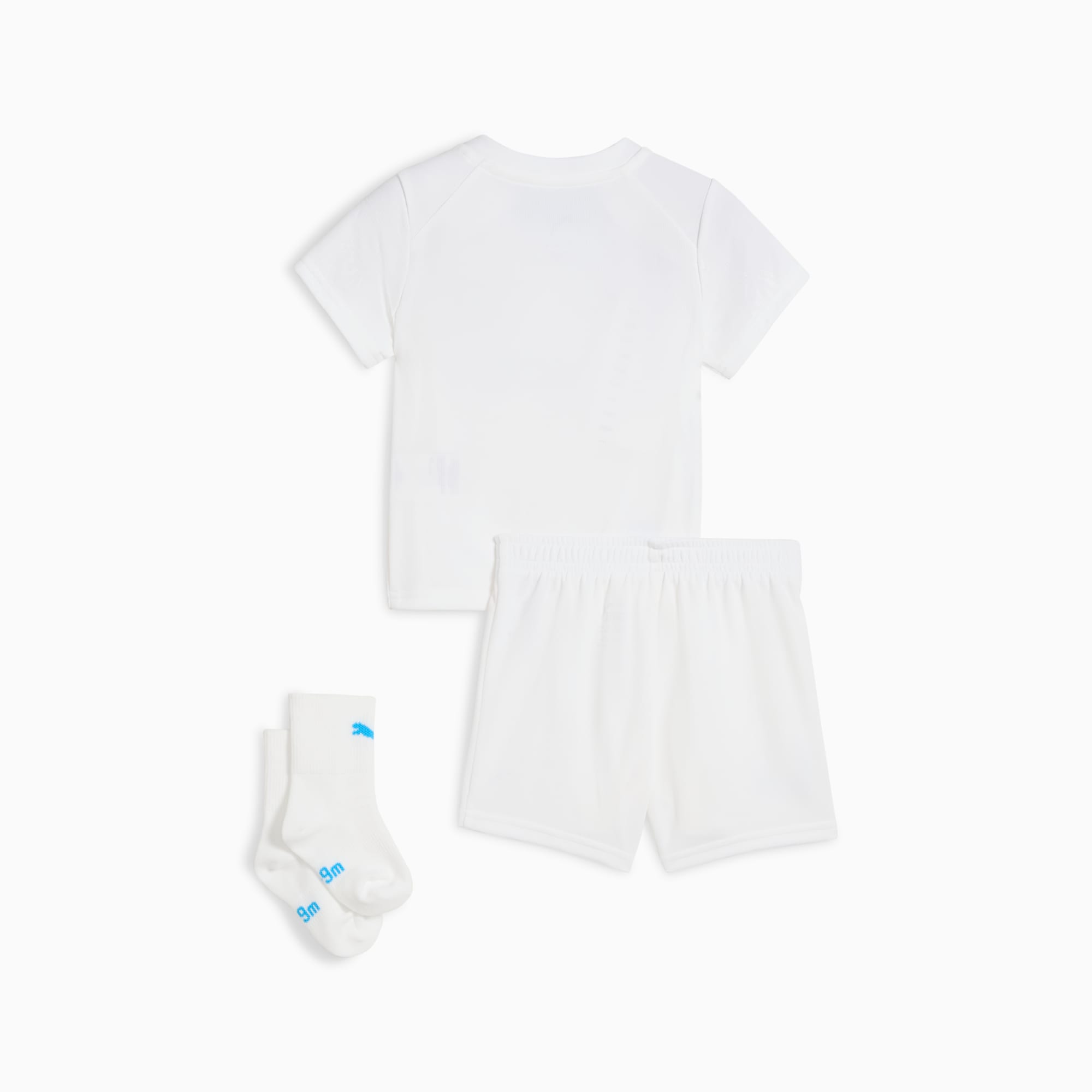 Weißes PUMA Baby-Set mit T-Shirt, Shorts und Socken, mit Logo.