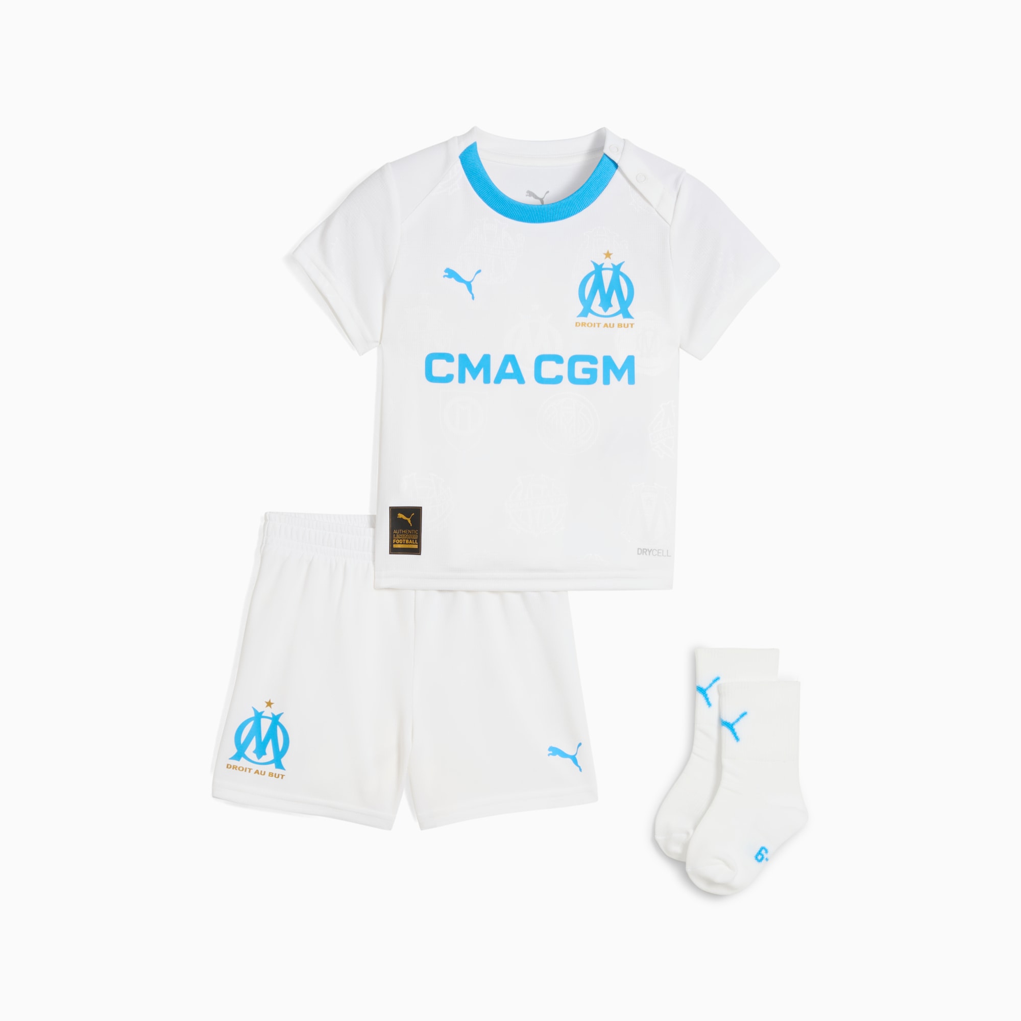 Weißes PUMA Set für Babys mit Shirt, Shorts und Socken mit blauen Details.