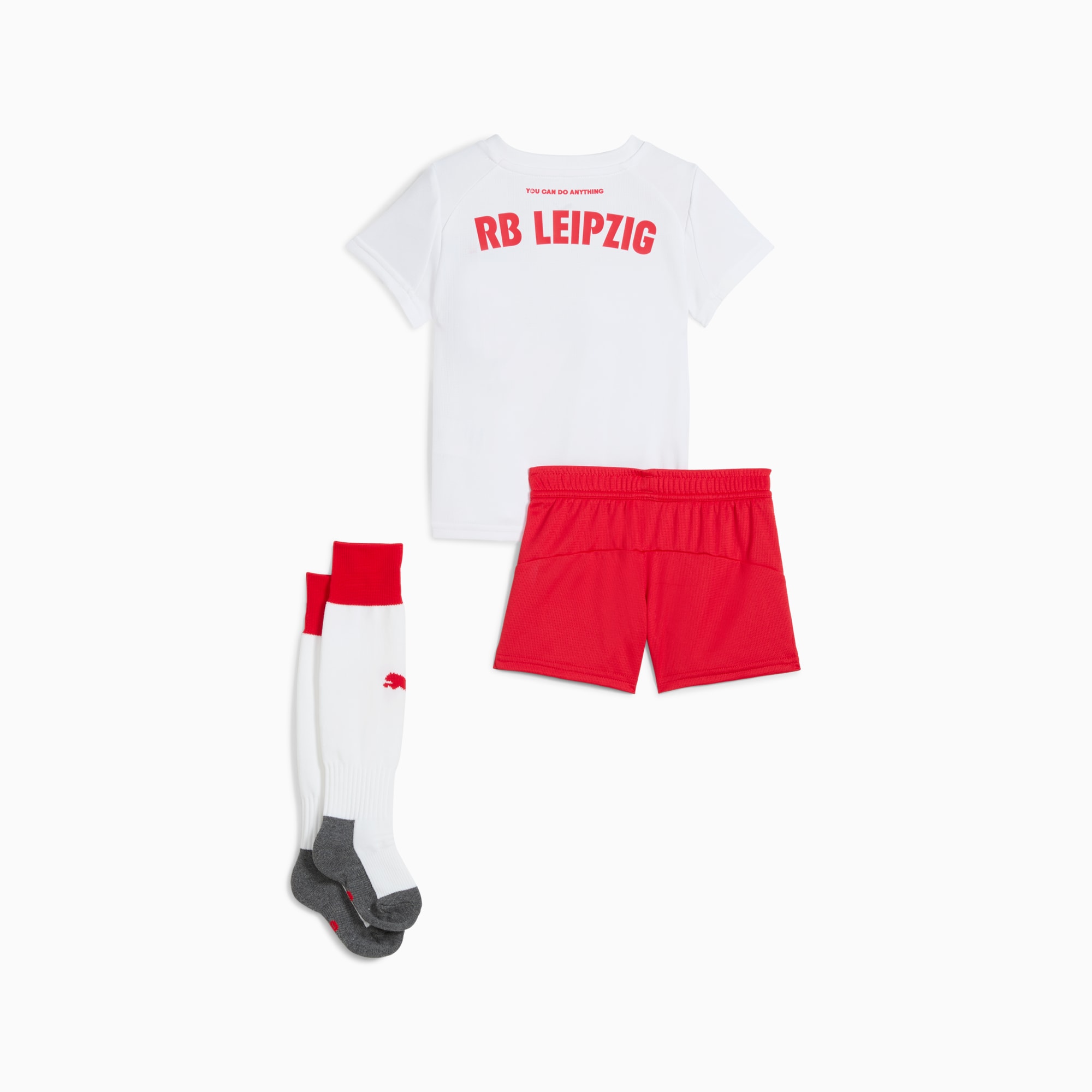 Weißes PUMA Set für Jugendliche, mit bedrucktem T-Shirt, roten Shorts und weißen Socken.