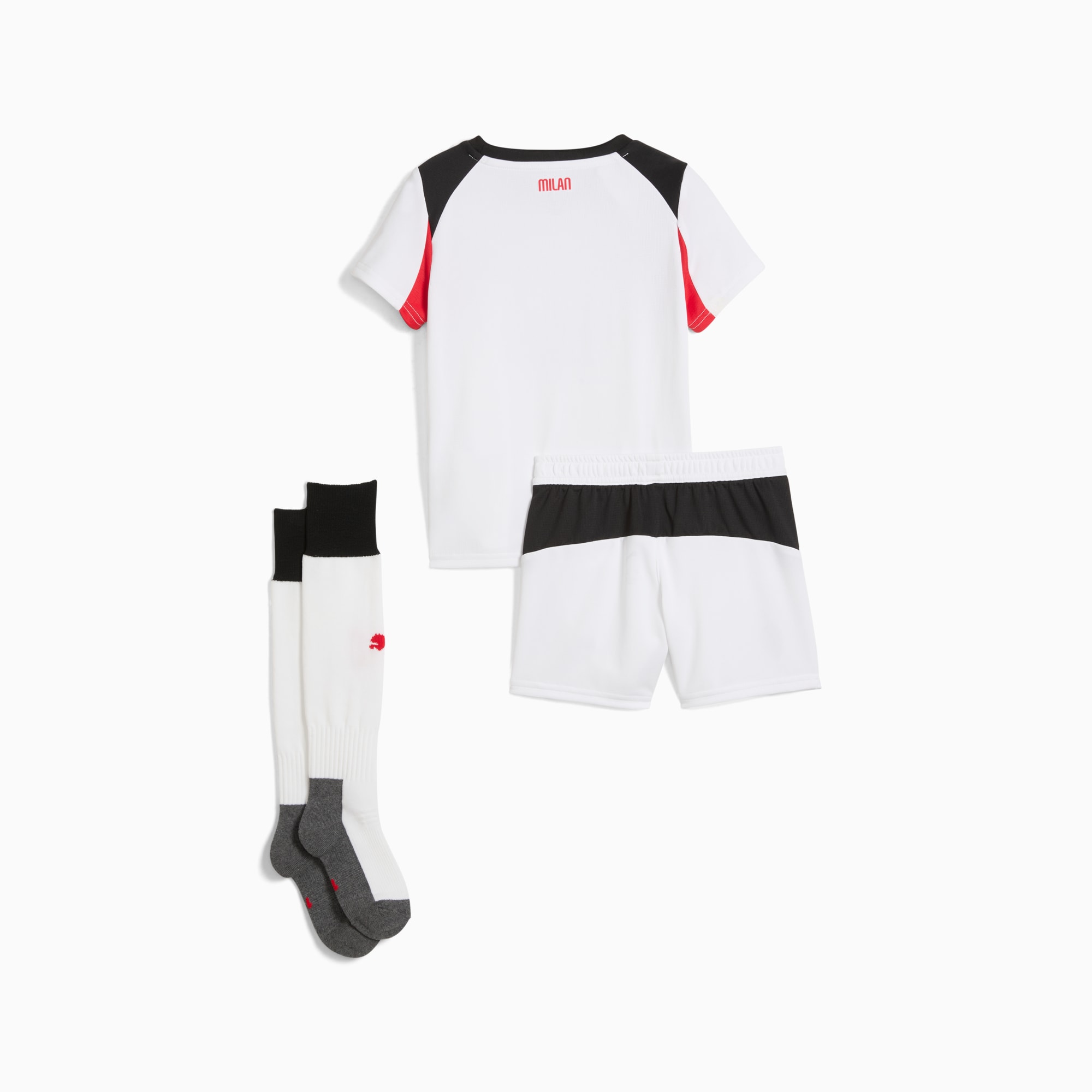 Witte PUMA kinderset met een T-shirt, korte broek en sokken, met zwarte en rode accenten.