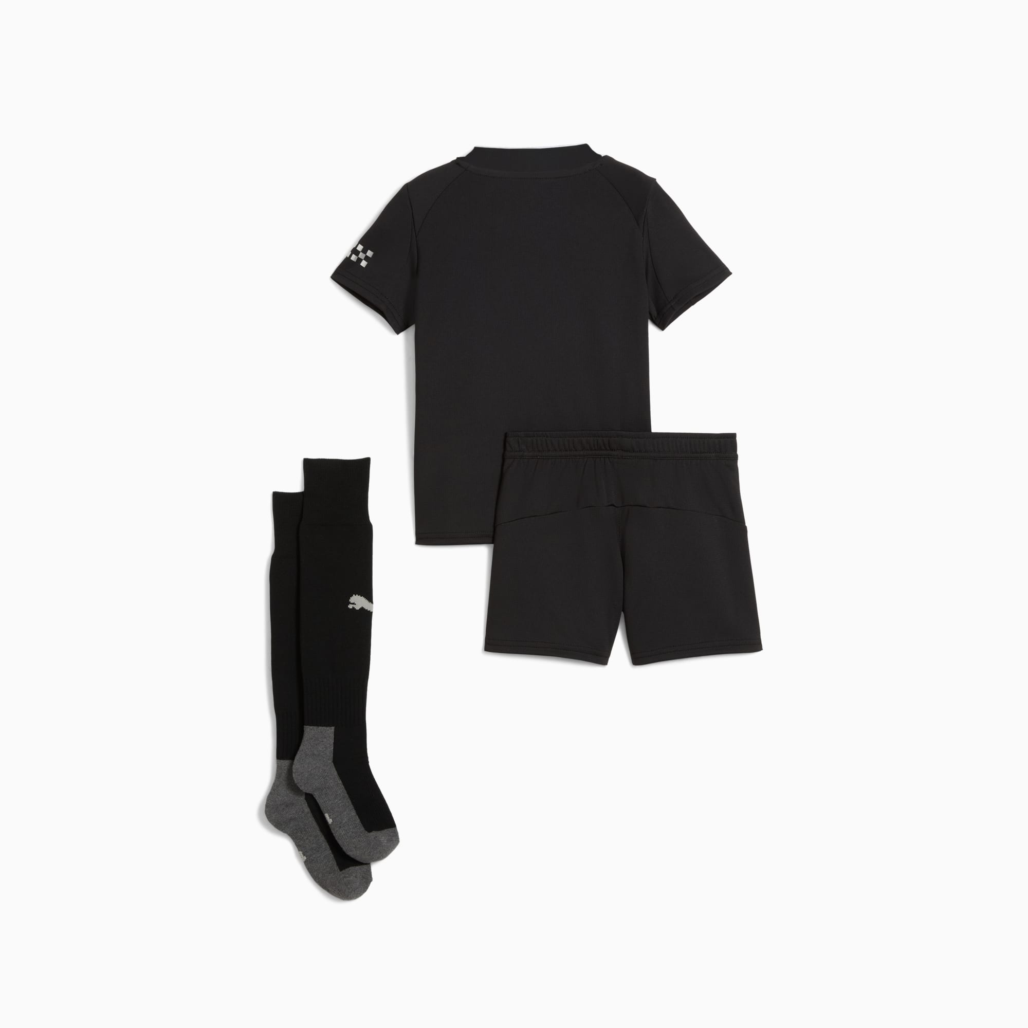 Ensemble PUMA noir pour jeunes, comprenant un t-shirt, un short et des chaussettes.