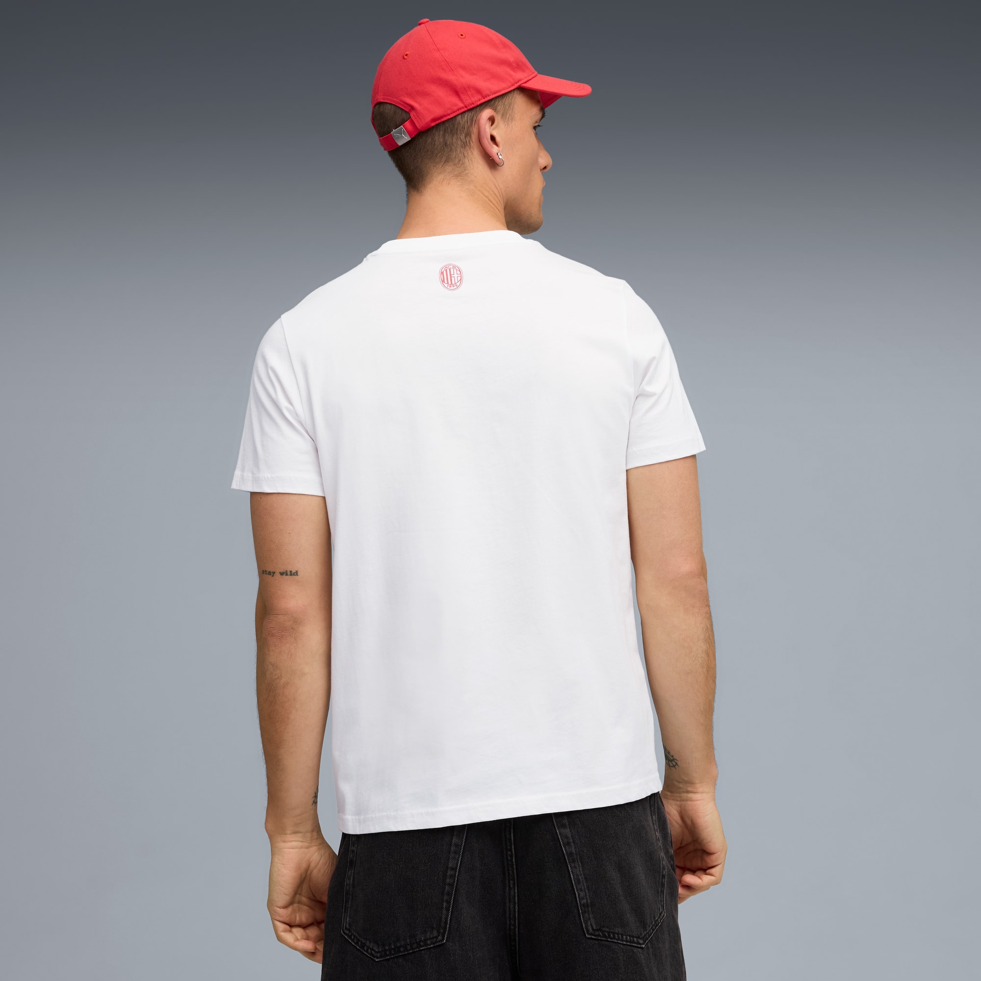 Un modèle de dos sur fond gris, portant un t-shirt blanc et une casquette rouge.