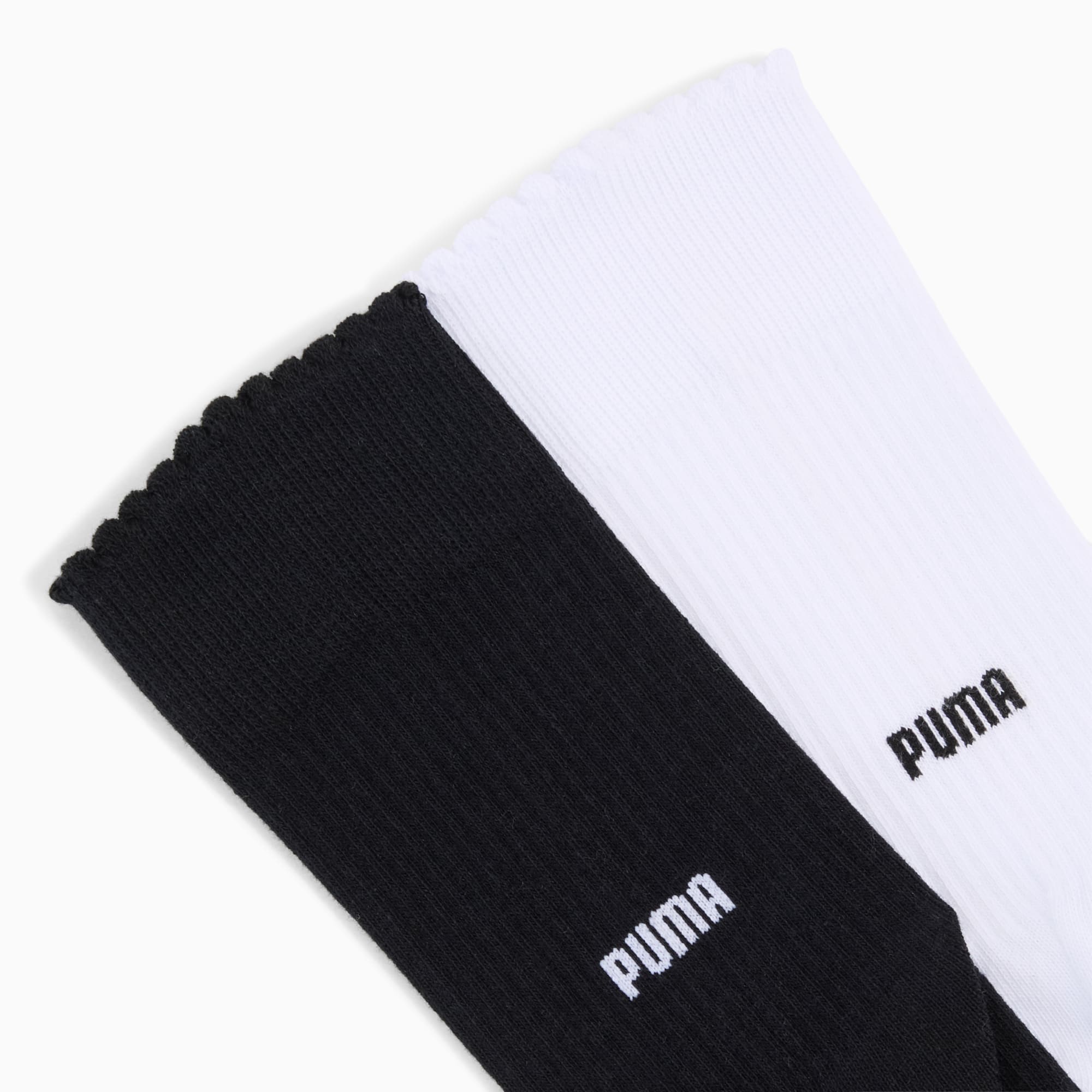 Calcetines PUMA blancos y negros con logo.