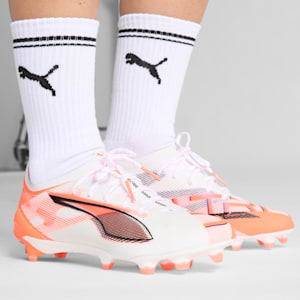 Tacos de fútbol para mujer ULTRA 5 ULTIMATE BRILLIANCE suelo firme, PUMA White-PUMA Black-Glowing Red, extralarge
