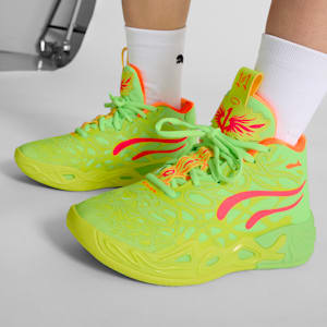 Tenis de básquet MB.04 Gem para adolescentes, Yellow Alert-Green Glare-Pink Alert, extralarge