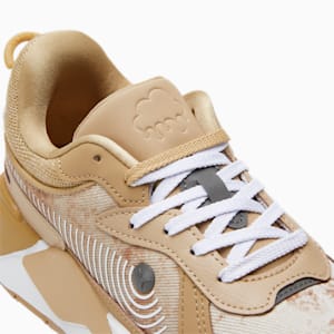 Zapatos deportivos de caña media PUMA x DIXIE D'AMELIO RS-X para mujer, Light Sand-Taos Taupe