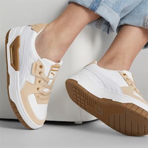 Zapatos deportivos Cali Dream de gamuza cepillada para mujer, Puma White-Light Sand-Desert Tan, extragrande
