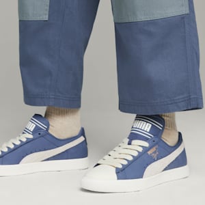 ユニセックス PUMA x RHUIGI クライド スニーカー, Pristine-Pristine-Inky Blue, extralarge-JPN