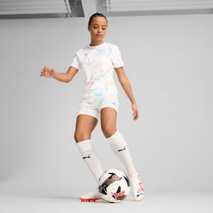 Playera de fútbol individualEARTH DAY para mujer, PUMA White-Light Sand, extralarge