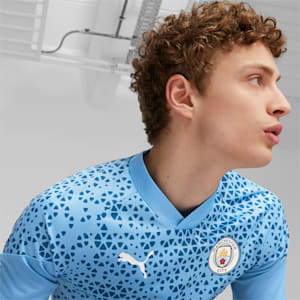 Manchester City Puma Trägershirt mit tief angelegten Ärmeln und Logo in Violett mit Batikprint, Puma Cali Star sneakers in triple white, extralarge