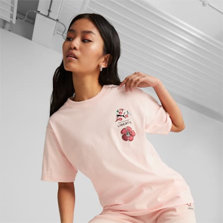 חולצת טי שירט PUMA x LIBERTY גרפית לנשים, Rose Dust, small-DFA
