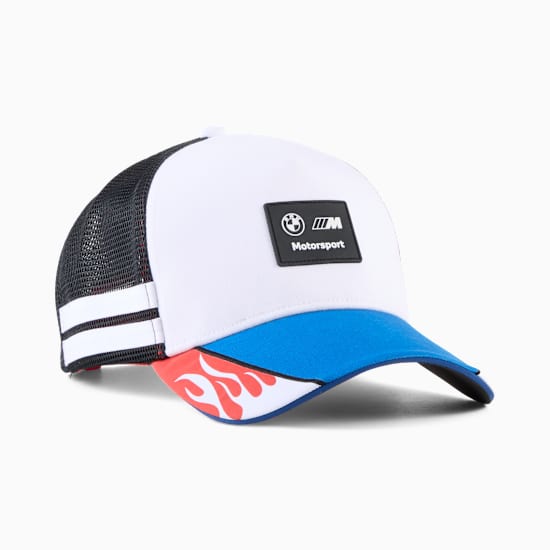 Biała czapka PUMA z logo BMW Motorsport i płomieniami na niebieskim daszku.