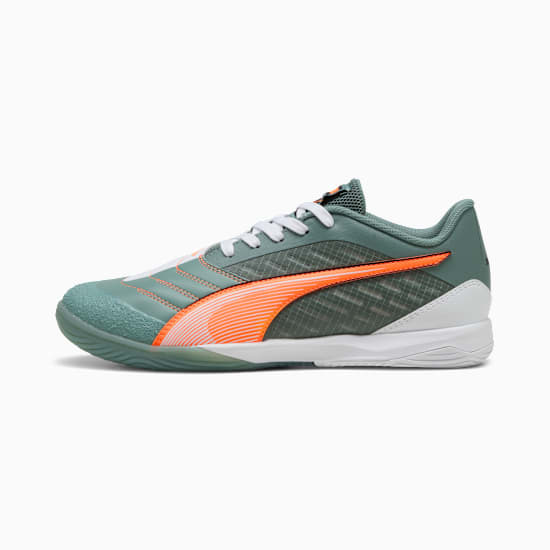 Groene PUMA schoen met oranje strepen en witte veters voor volwassenen.
