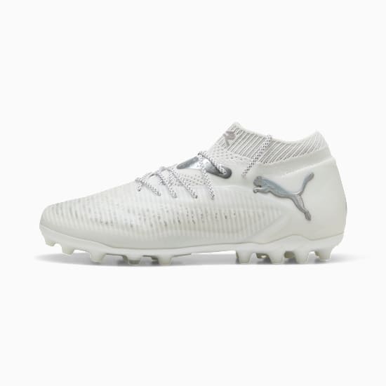 Weißer PUMA Fußballschuh mit silbernem Logo und Struktur-Obermaterial.