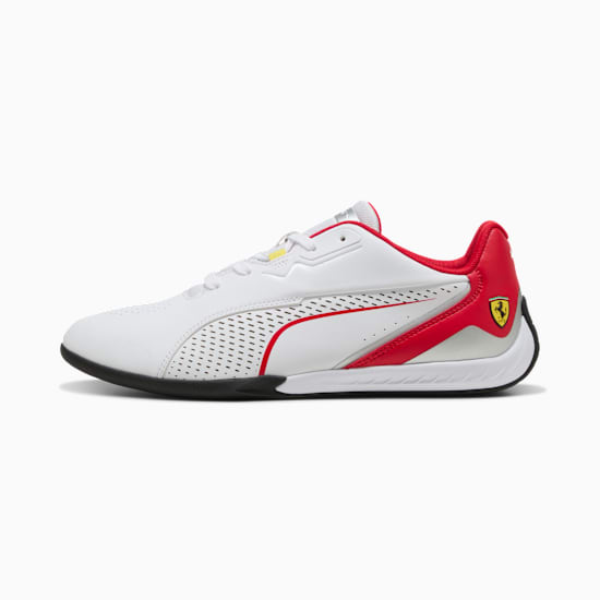 Witte PUMA sneakers voor volwassenen, met rode accenten en het Ferrari-logo op de hiel.