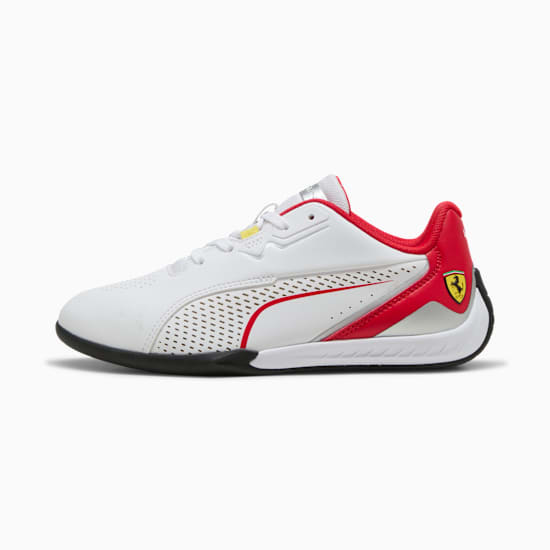 Witte PUMA sneakers voor jongeren, met rode accenten en Ferrari-logo.