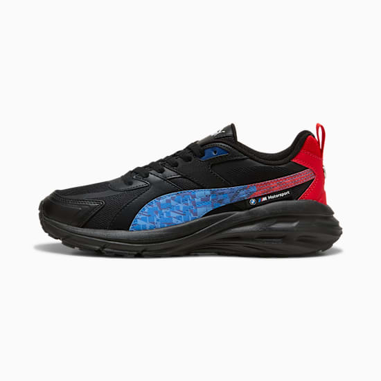 Baskets PUMA noires, taille jeune, avec motif bleu et détail rouge au talon.