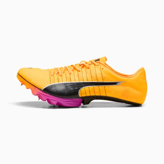 Pomarańczowe buty do biegania PUMA unisex z czarnym paskiem i różową podeszwą z kolcami.