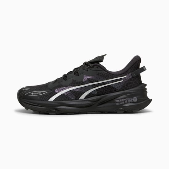 Chaussure de course noire PUMA homme avec bande blanche et dessus texturé.
