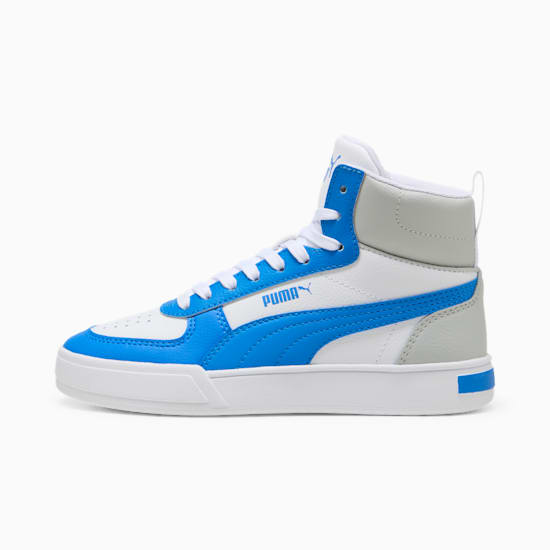 Blauwe PUMA trainer, hoge kinderschoen met witte veters en logo.
