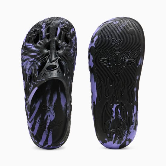 Sabot unisexe PUMA noir avec accents violets et détails sculptés sur le dessus.