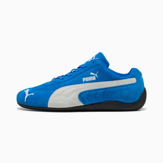 Blauer PUMA Unisex-Schuh mit weißem Formstreifen und schwarzer Sohle.