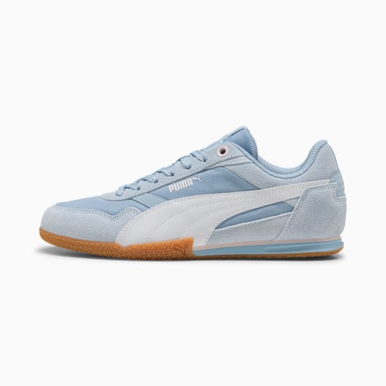 Basket PUMA bleu clair pour adultes, avec bande blanche et semelle en gomme.