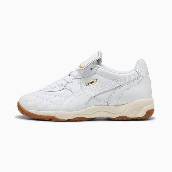 Basket PUMA King blanche avec empeigne en cuir cousu et semelle couleur fauve.