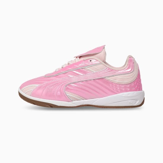 Baskets PUMA roses, femme, finition brillante et semelle blanche.