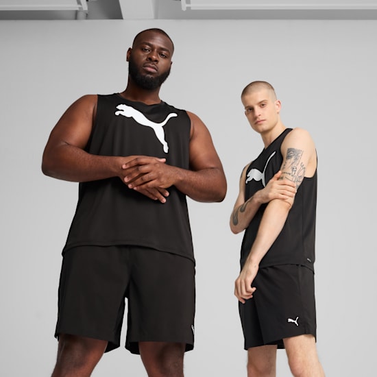 Zwei Models posieren vor grauem Hintergrund in schwarzen Westen und Shorts mit weißem Logo.