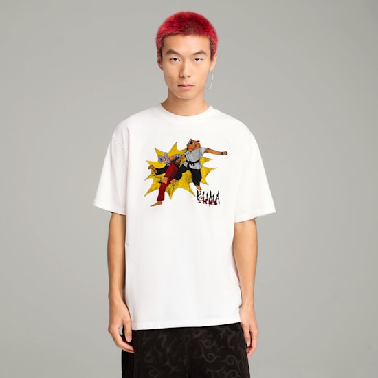 Tegen een grijze achtergrond draagt een model een wit T-shirt met een cartoongevecht.