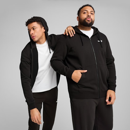 Deux modèles posent sur un fond gris, portant des survêtements noirs et des t-shirts blancs.