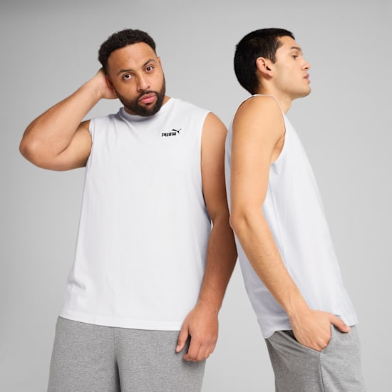 Zwei Models posieren vor grauem Hintergrund mit weißen Tops und grauen Hosen.