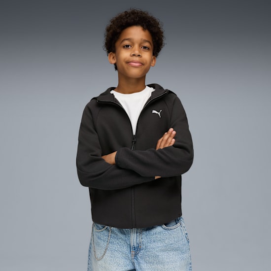 Sur fond gris, un jeune mannequin croise les bras et porte une veste à capuche Puma noire.