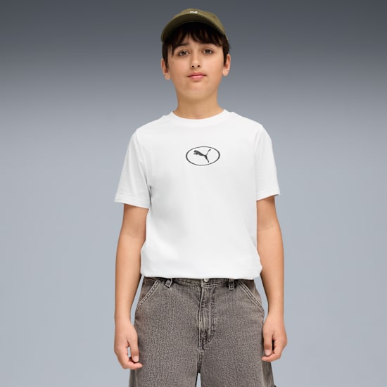 Op grijs poseert een model met T-shirt, korte broek en pet.