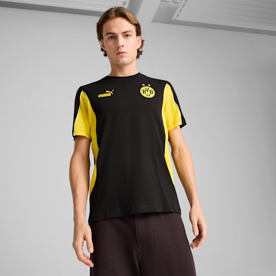 Un mannequin pose sur fond gris, portant un t-shirt noir et jaune du Borussia Dortmund.