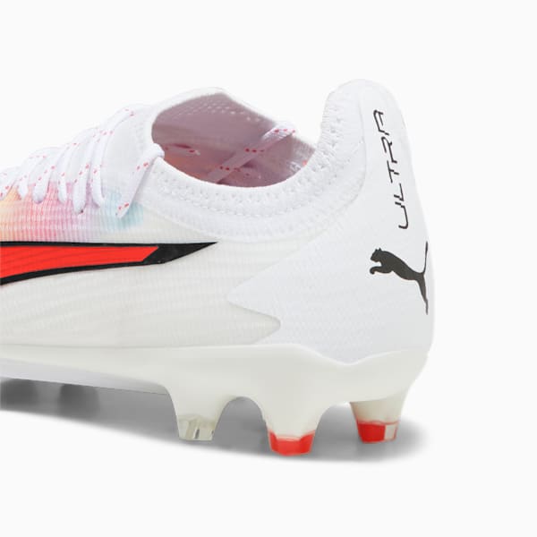 Tacos de fútbol ULTRA ULTIMATE FG/AG para mujer, PUMA White-PUMA Black-Fire Orchid, extralarge