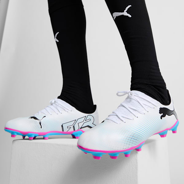 Chaussures de soccer FUTURE 7 PLAY FG/AG, PUMA White-PUMA Black-Poison Pink, extralarge