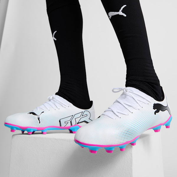 Tacos de fútbol para hombre FUTURE 7 PLAY FG/AG, PUMA White-PUMA Black-Poison Pink, extralarge