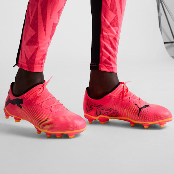 Tacos de fútbol para hombre FUTURE 7 PLAY FG/AG, Sunset Glow-PUMA Black-Sun Stream, extralarge