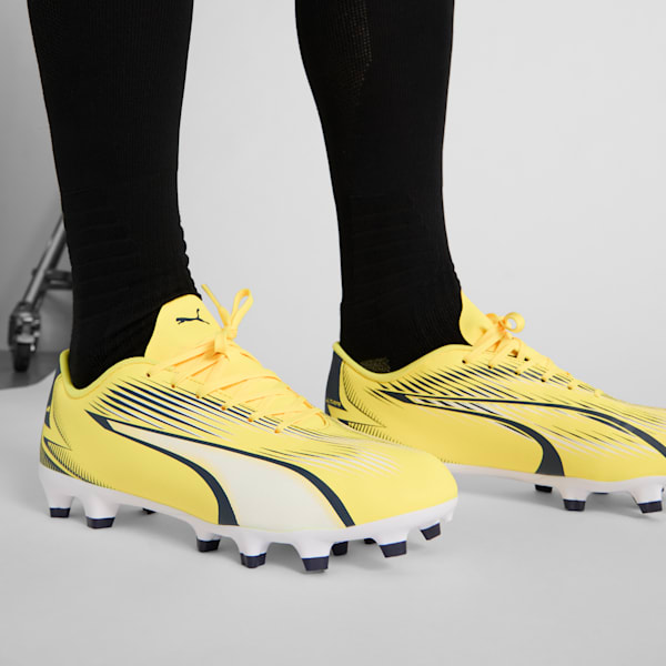 Tacos de fútbol para hombre ULTRA PLAY FG/AG, Yellow Blaze-PUMA Navy-PUMA White, extralarge
