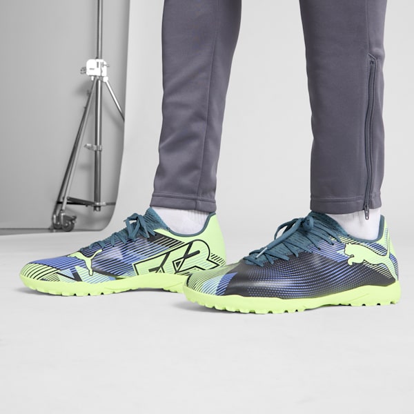 Chaussure de soccer à crampons pour entraînement sur gazon FUTURE 7 PLAY Homme, Gray Skies-Elektro Purple-Fizzy Apple-PUMA White, extralarge