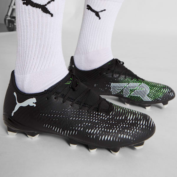 Chaussures de soccer à crampons pour terrain ferme/terrain artificiel FUTURE 8 PLAY Homme, PUMA Black-Cool Light Gray-Fluo Green, extralarge