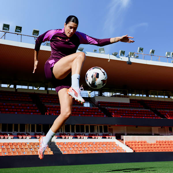 Tacos de fútbol para mujer ULTRA 5 ULTIMATE BRILLIANCE suelo firme, PUMA White-PUMA Black-Glowing Red, extralarge