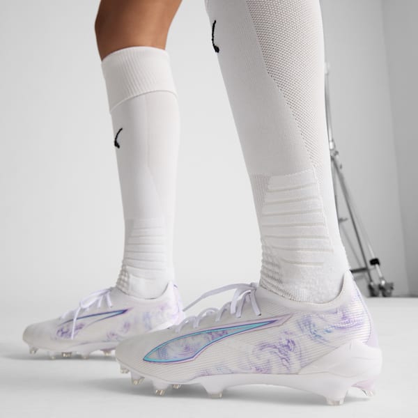 Tacos de fútbol para mujer ULTRA 5 ULTIMATE BRILLIANCE Firm Ground, PUMA White-PUMA Black-Spring Lavender, extralarge