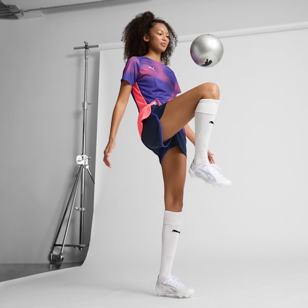 Tacos de fútbol para mujer ULTRA 5 ULTIMATE BRILLIANCE Firm Ground, PUMA White-PUMA Black-Spring Lavender, extralarge